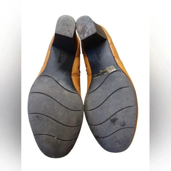 Clarks Ankle Booties Tan  Leather Zip Up Heels Size 6 - Picture 9 of 10